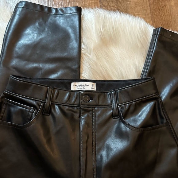 ABERCROMBIE & FITCH Curve Love Vegan Leather 90s Straight Leg Pant - Picture 7 of 8